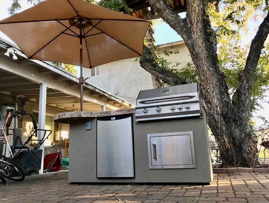 Kokomo Grill BBQ Island Round Bar, LED Lights & Built-In BBQ